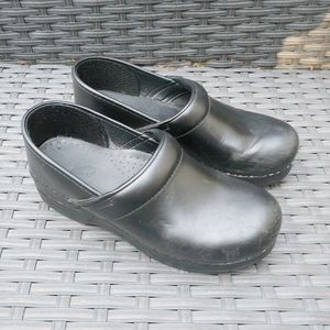 Dansko 38 Clogs Black Leather